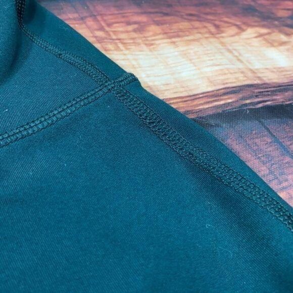 $5 SALE!  Old Navy Active Green Crops - Picture 3 of 7